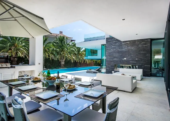 Villa Orla Deluxe Luxury Villa With Geo-Thermal Swimming Pool