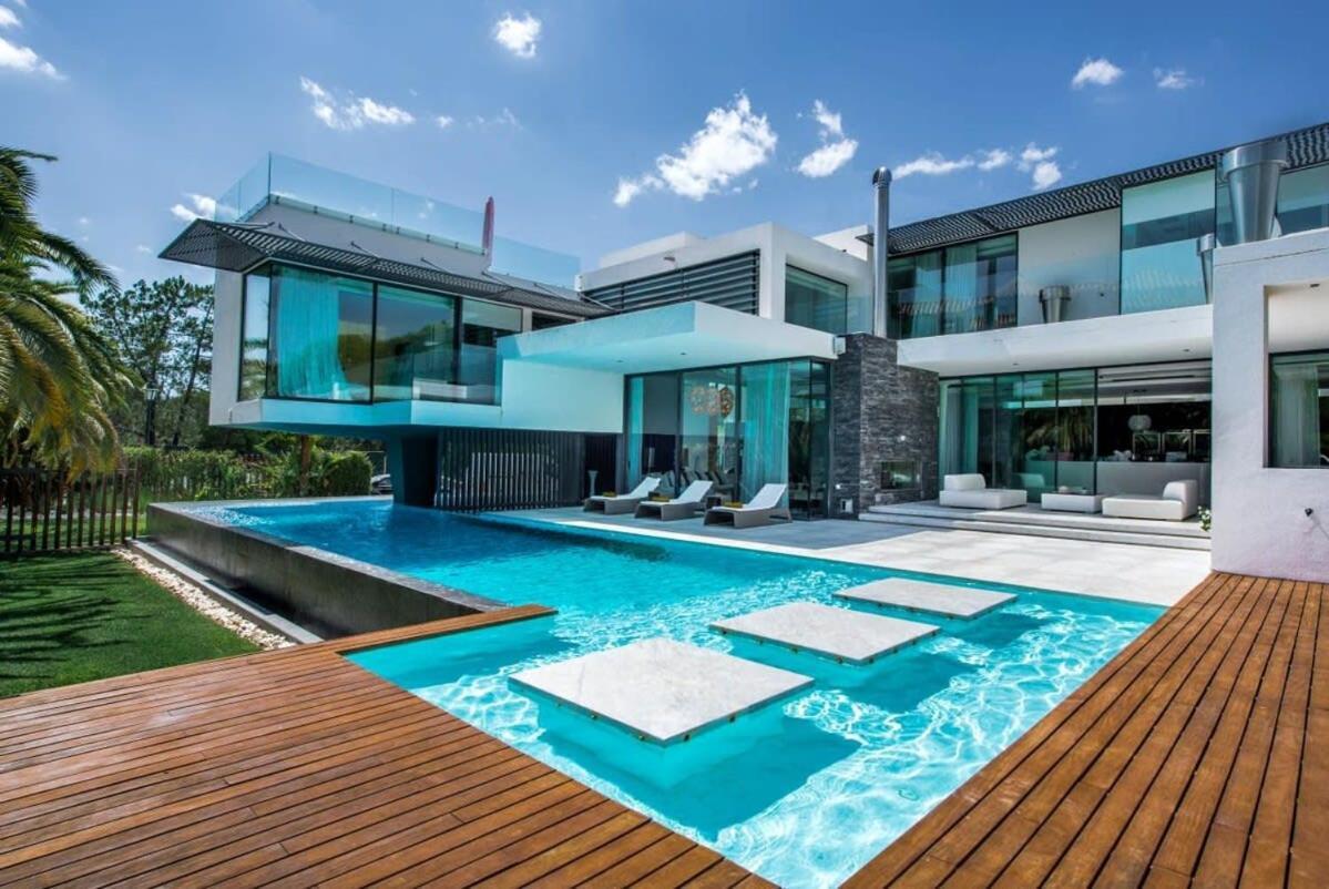 Orla Deluxe Luxury With Geo-thermal Swimming Pool Holiday home *
